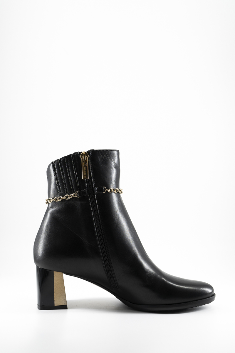 Черные ботильоны с цепочкой