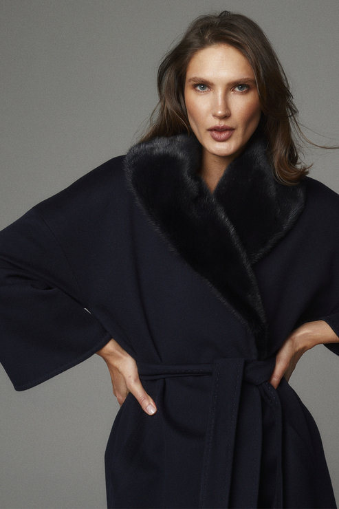 Темно-синее пальто из шерсти с мехом норки